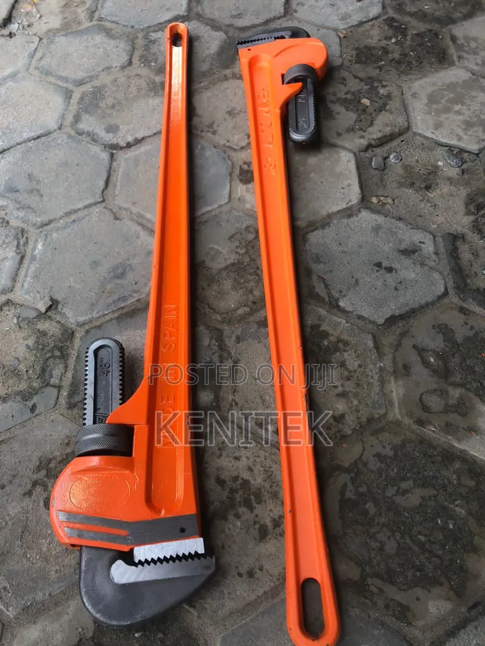 Heavy-Duty Pipe Wrench (Stillson Pipe Wrench)