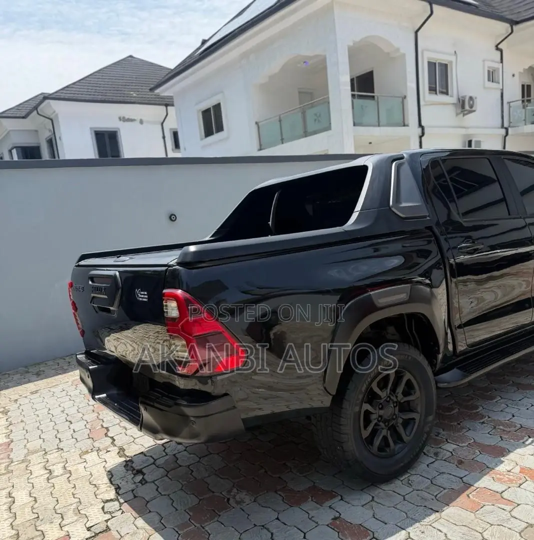 Toyota Hilux 2022 Black