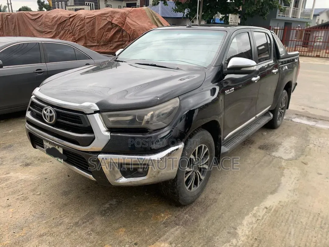 Toyota Hilux SR5 4x4 2018 Black