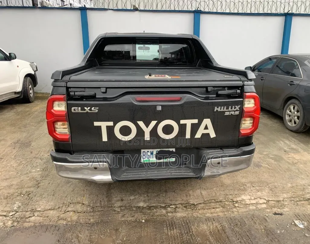 Toyota Hilux SR5 4x4 2018 Black