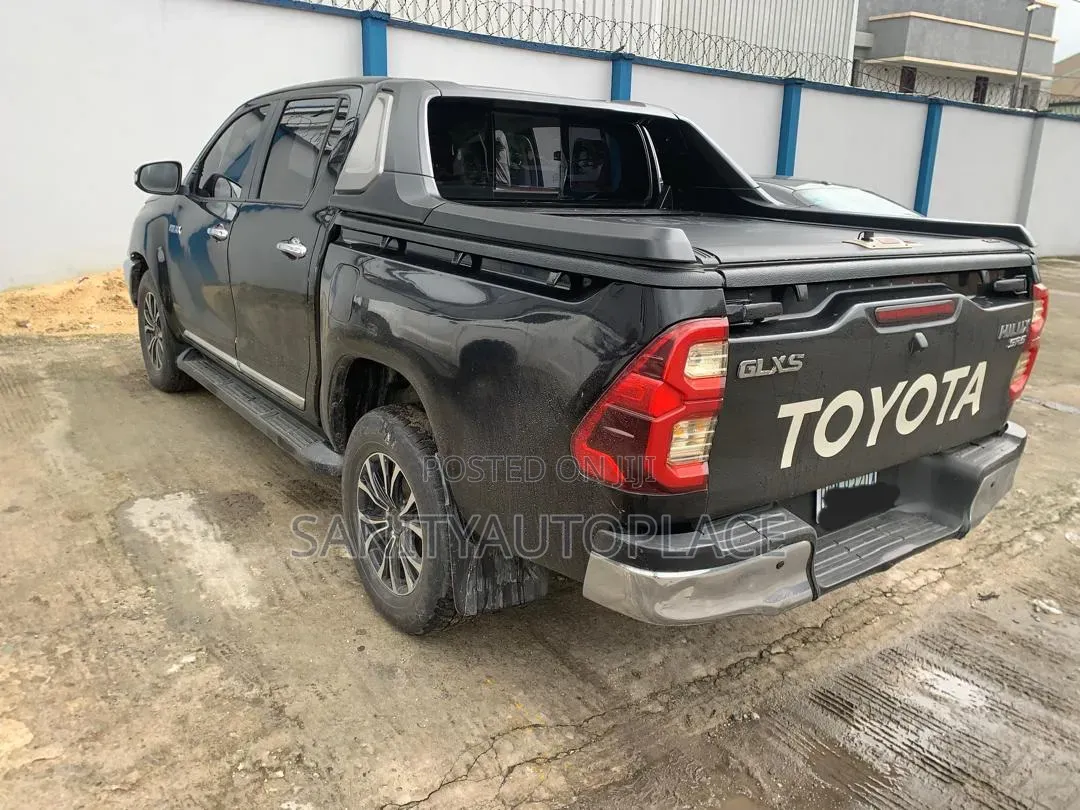 Toyota Hilux SR5 4x4 2018 Black