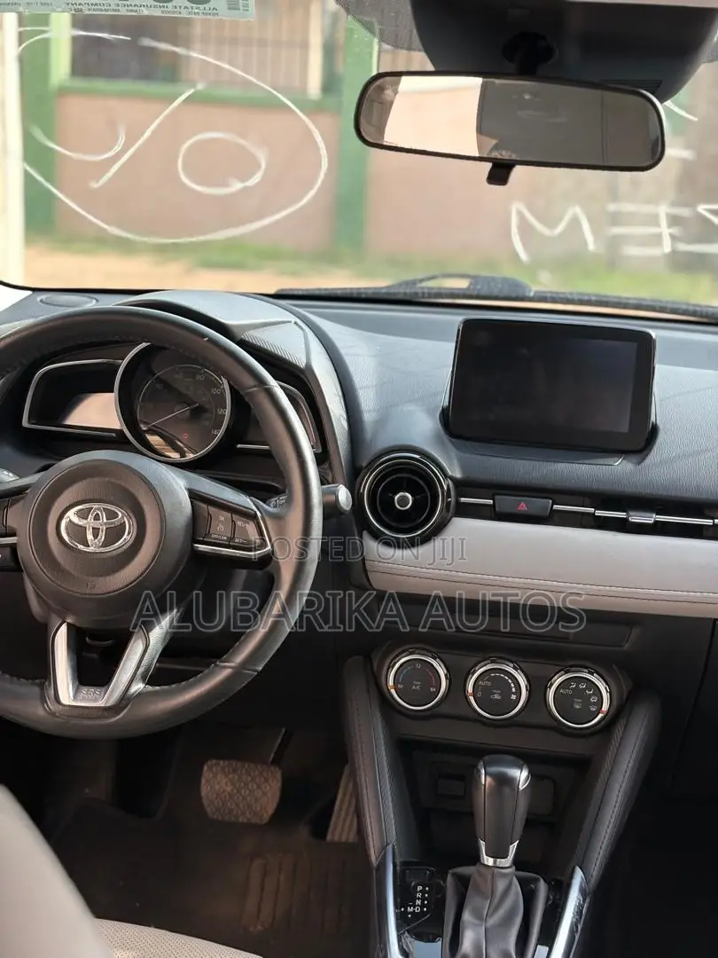 Toyota Yaris XLE Sedan 4dr 2019 Blue