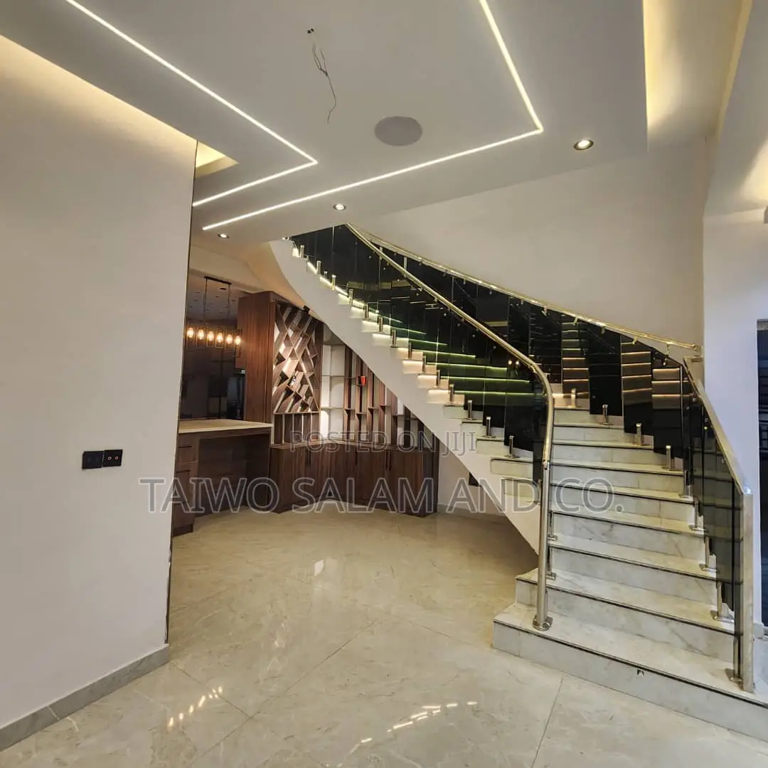 5bdrm Duplex in Agodi for sale