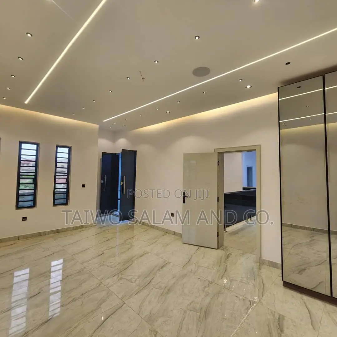 5bdrm Duplex in Agodi for sale