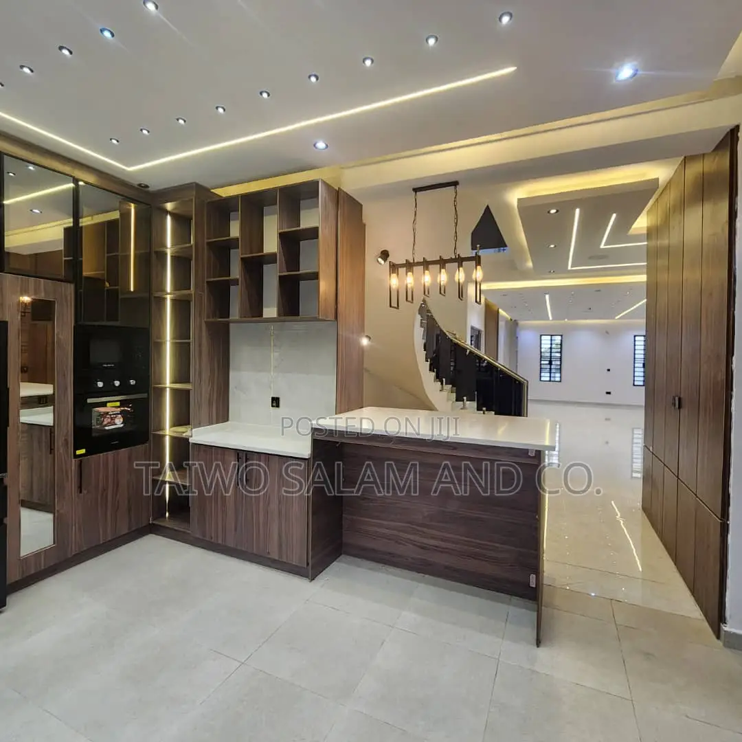 5bdrm Duplex in Agodi for sale