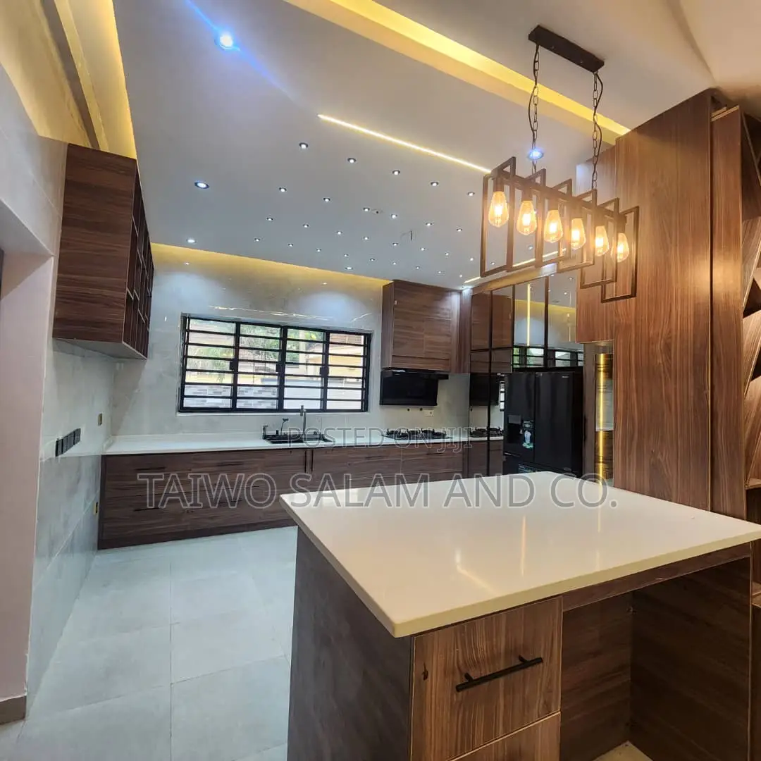 5bdrm Duplex in Agodi for sale