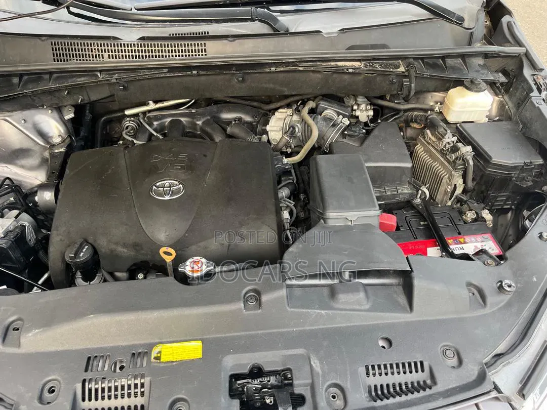 Toyota Highlander SE 4x4 V6 (3.5L 6cyl 8A) 2018 Gray