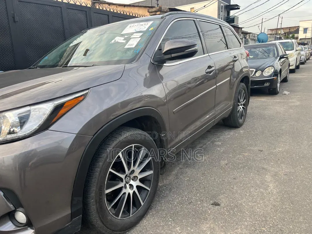 Toyota Highlander SE 4x4 V6 (3.5L 6cyl 8A) 2018 Gray