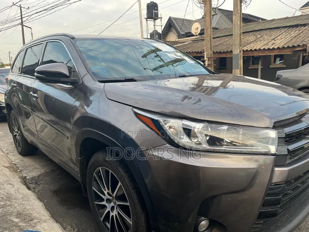 Toyota Highlander SE 4x4 V6 (3.5L 6cyl 8A) 2018 Gray