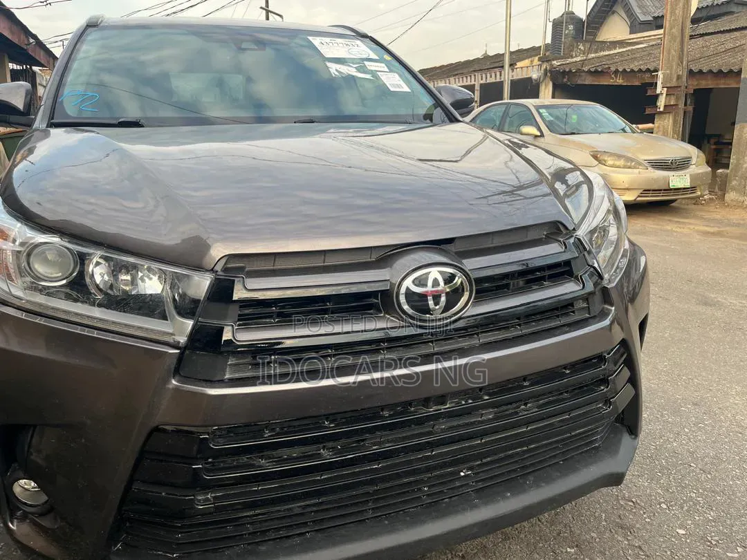 Toyota Highlander SE 4x4 V6 (3.5L 6cyl 8A) 2018 Gray