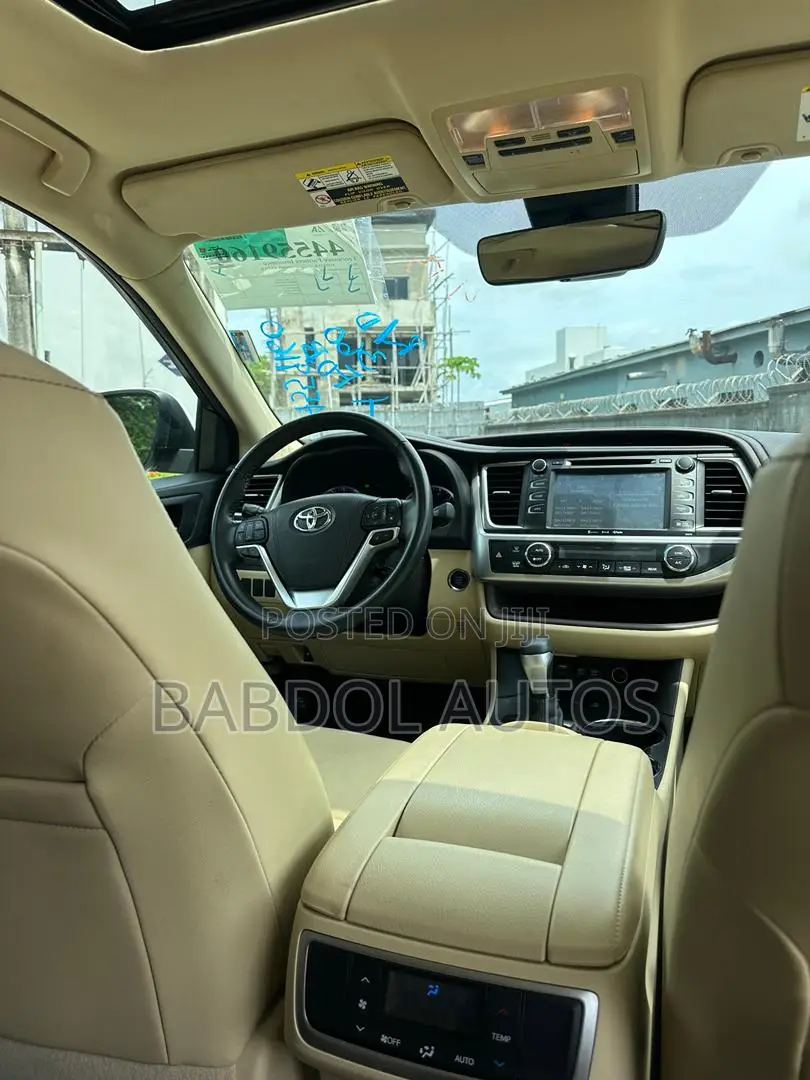 Toyota Highlander XLE 4x4 V6 (3.5L 6cyl 8A) 2017 White