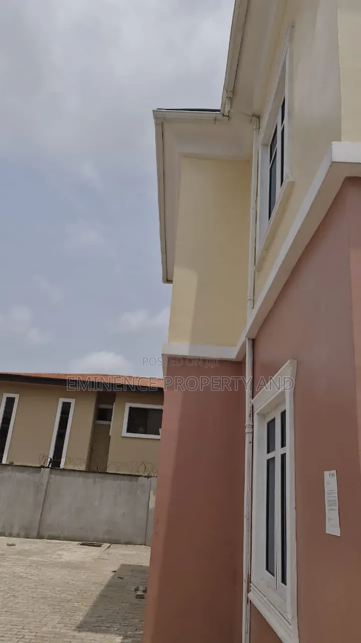 3bdrm Block of Flats in Paseda, Awoyaya for sale