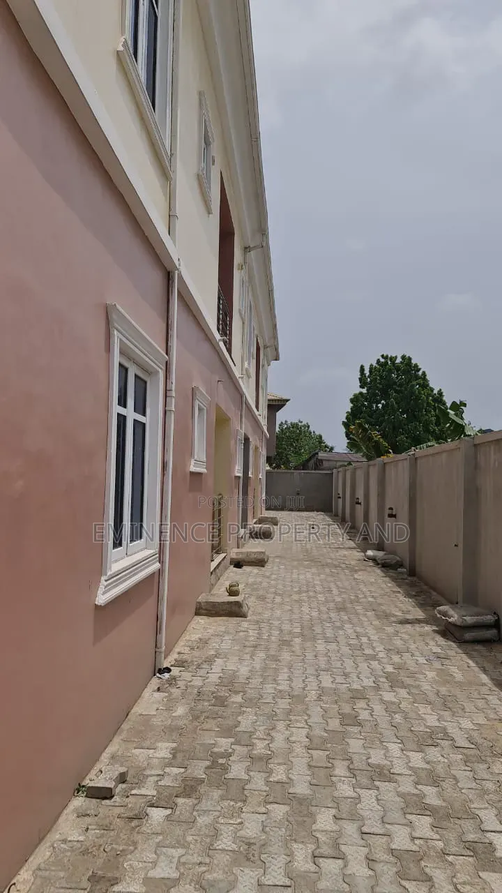 3bdrm Block of Flats in Paseda, Awoyaya for sale