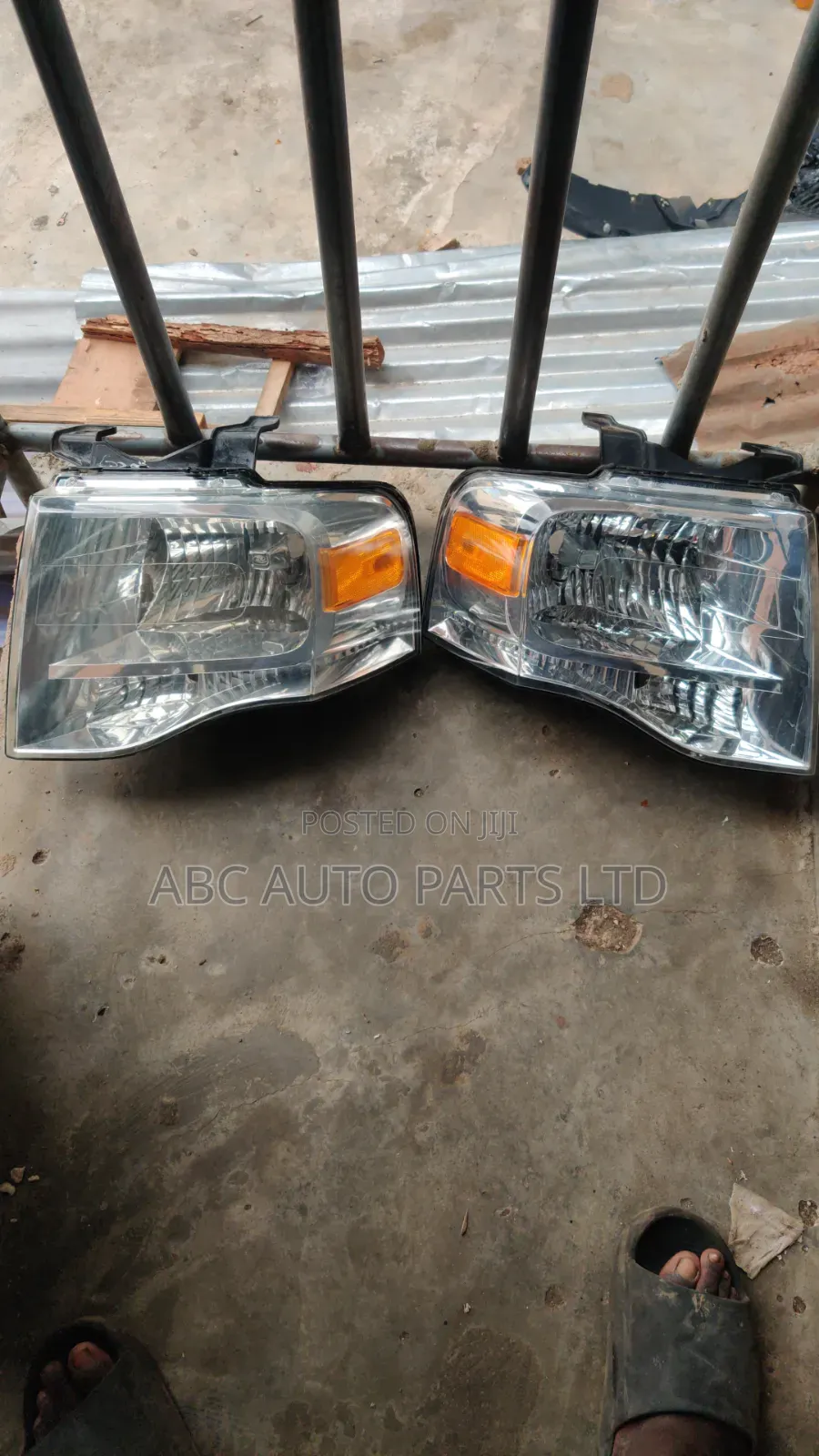Headlight Ford Expedition 2010