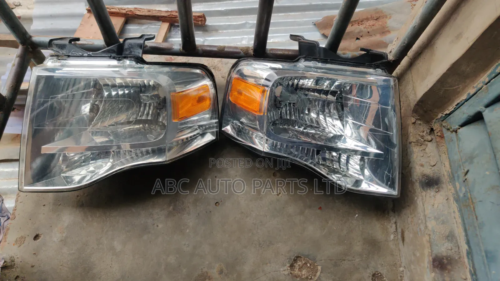 Headlight Ford Expedition 2010