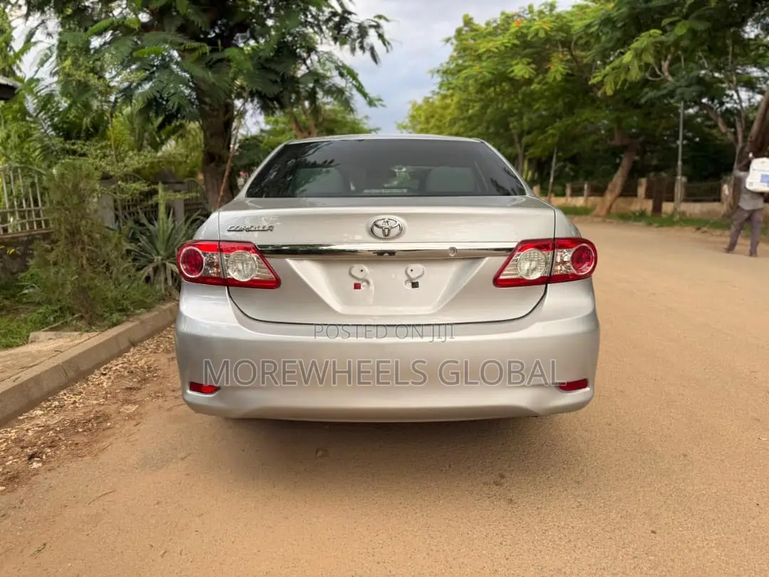 Toyota Corolla LE 4dr Sedan (1.8L 4cyl 4A) 2012 Silver