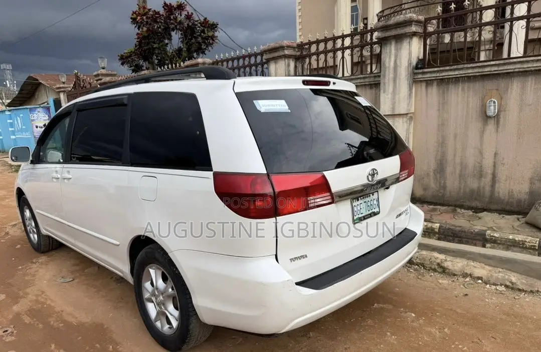 Toyota Sienna 2006 White