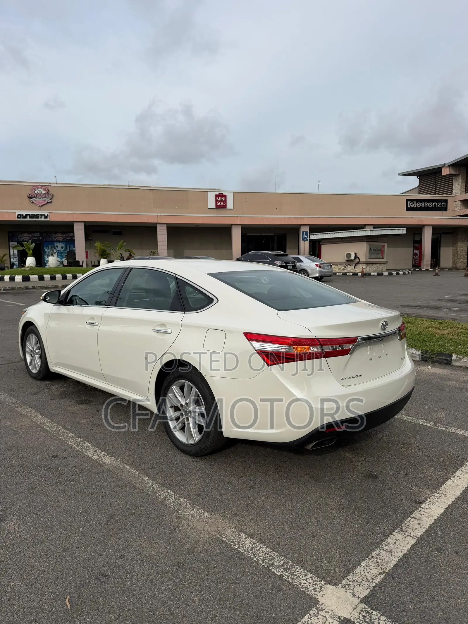 Toyota Avalon XLE 4dr Sedan (3.5L 6cyl 6A) 2014 White