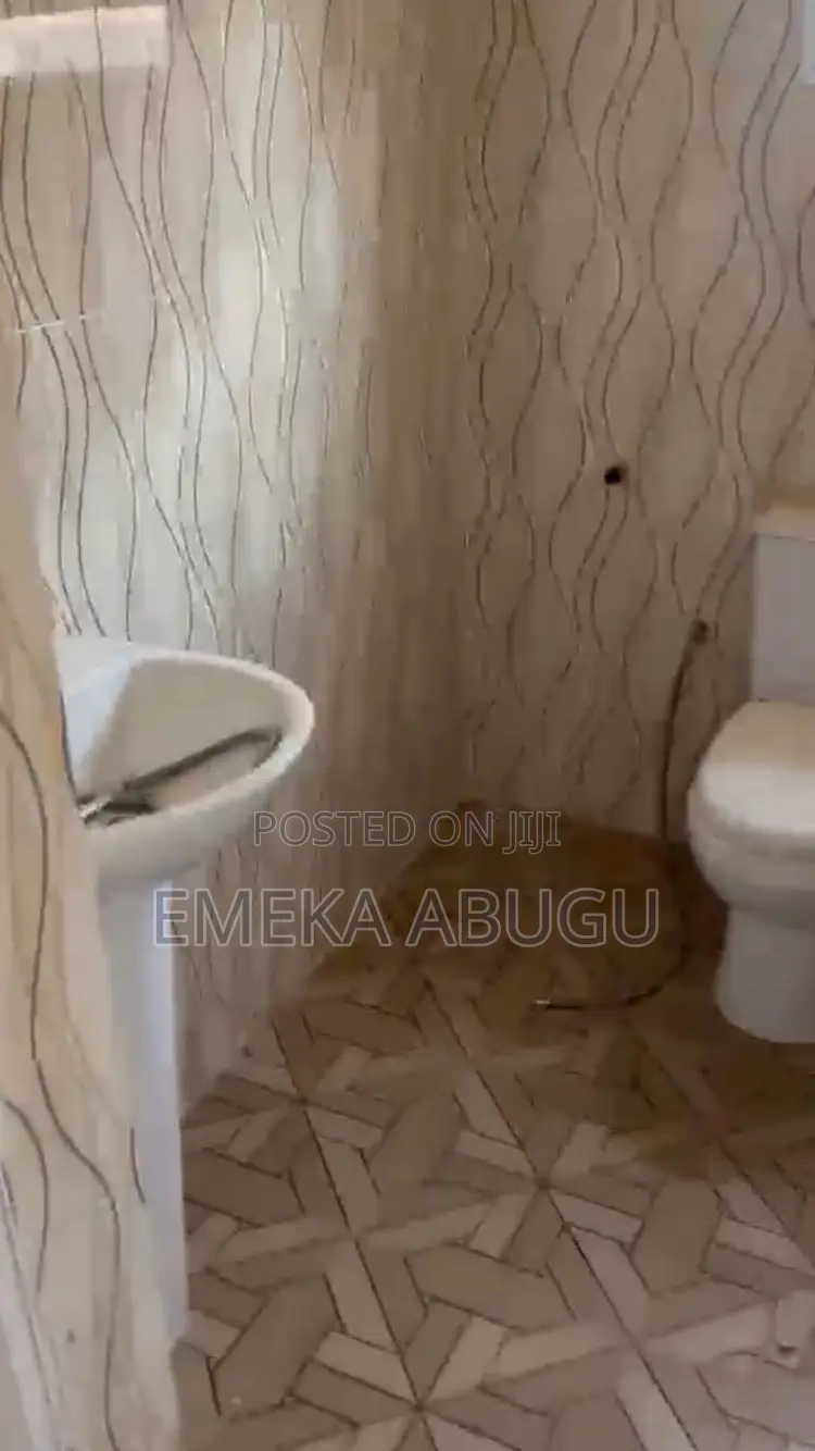 3bdrm Block of Flats in Ologuneru for rent