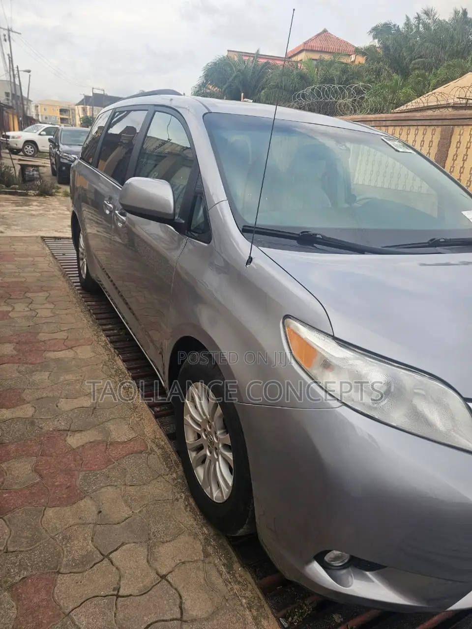 Toyota Sienna XLE 7 Passenger 2011 Silver