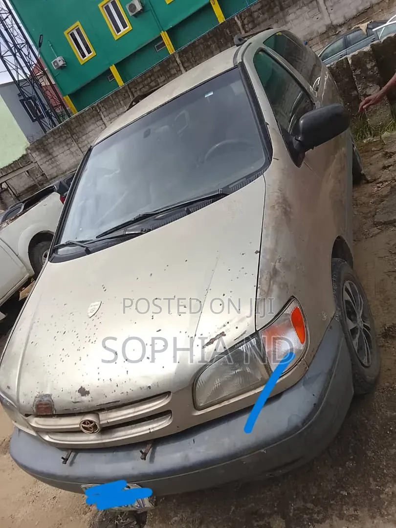 Toyota Sienna 2002 Gold