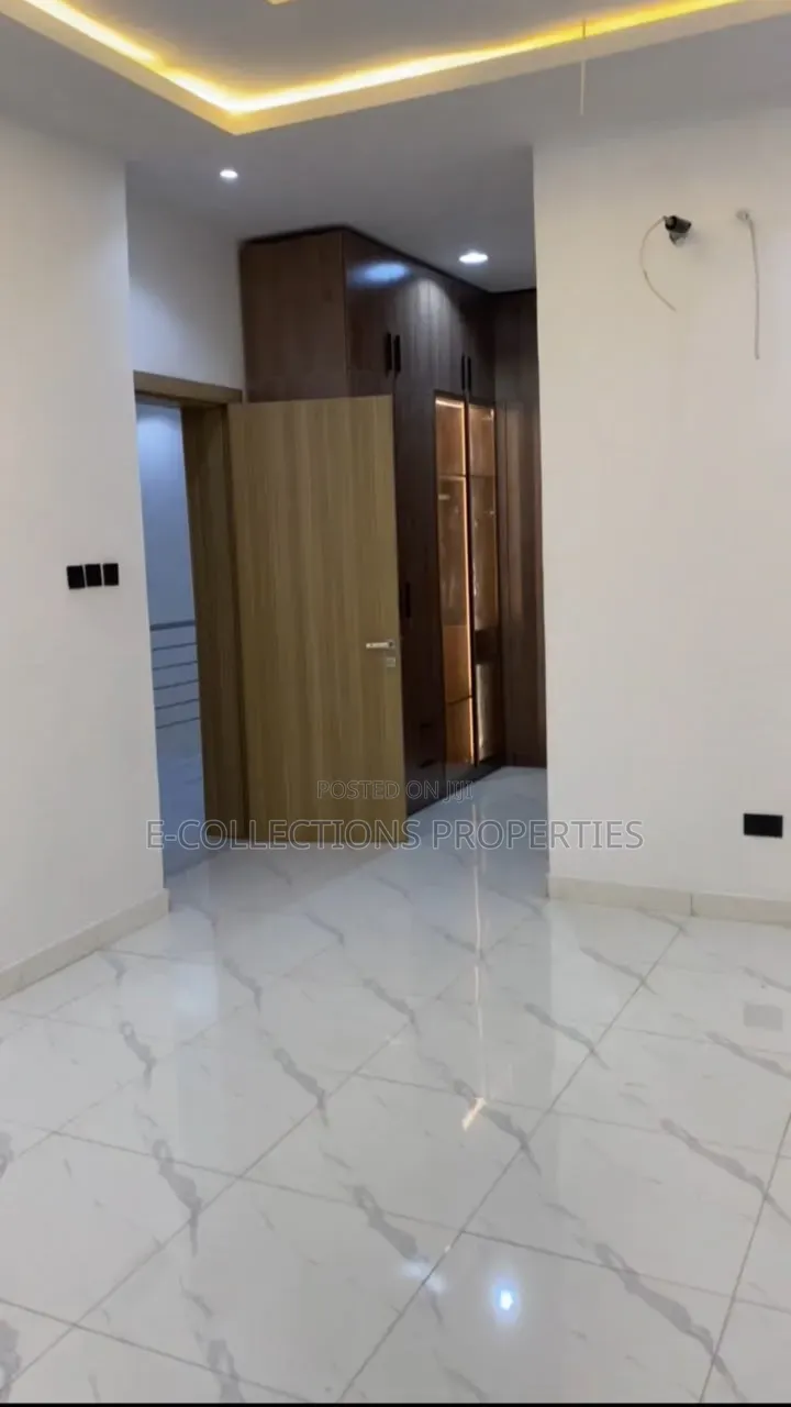 5bdrm House in Omole Phase 1 for sale
