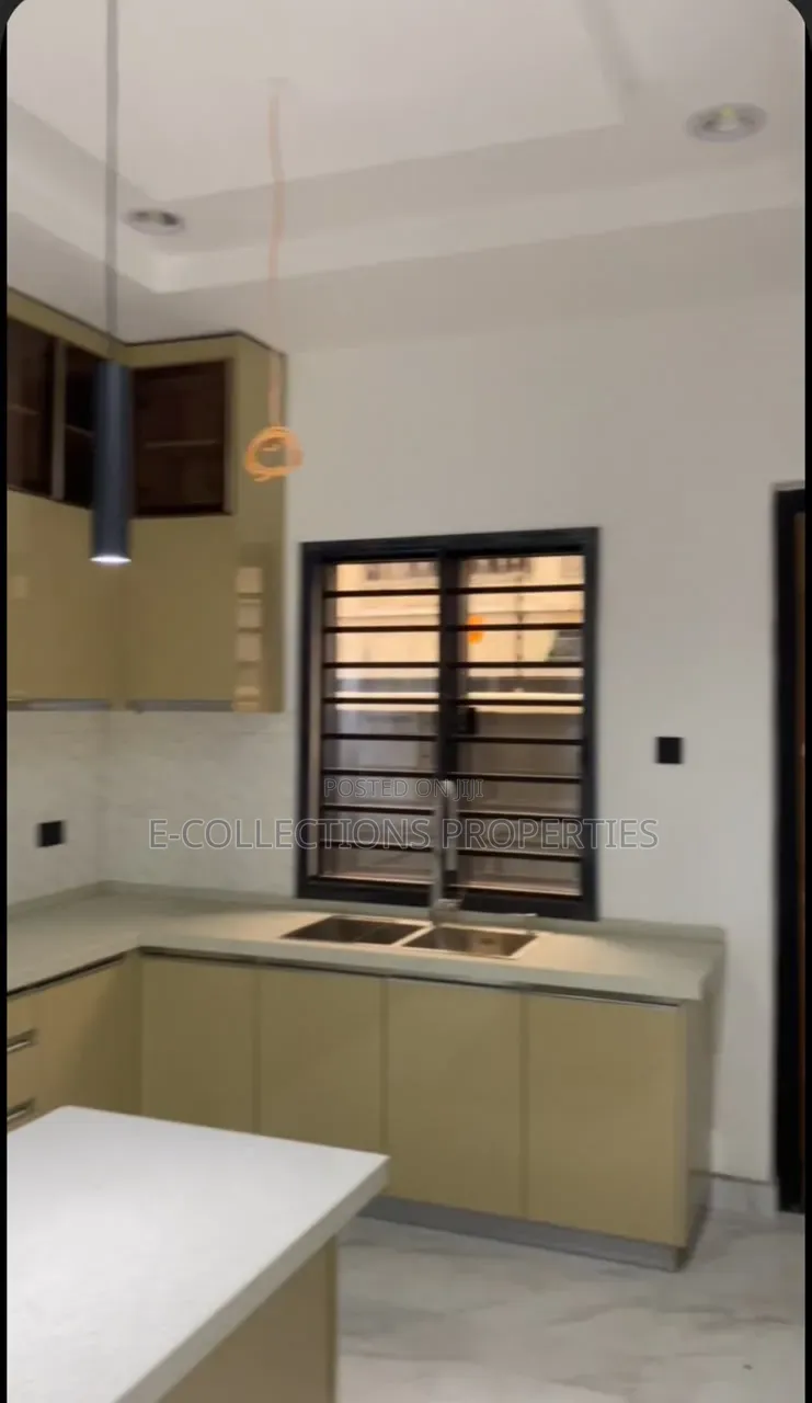 5bdrm House in Omole Phase 1 for sale