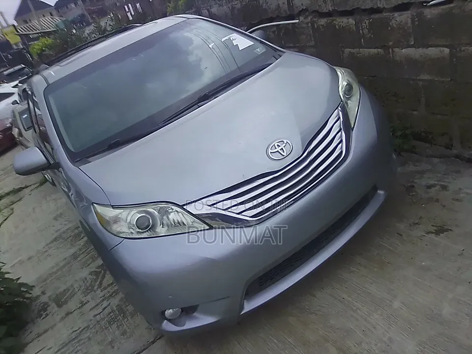 Toyota Sienna Limited 7 Passenger 2011 Silver