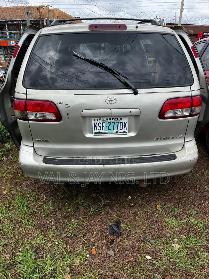 Toyota Sienna 2003 Yellow