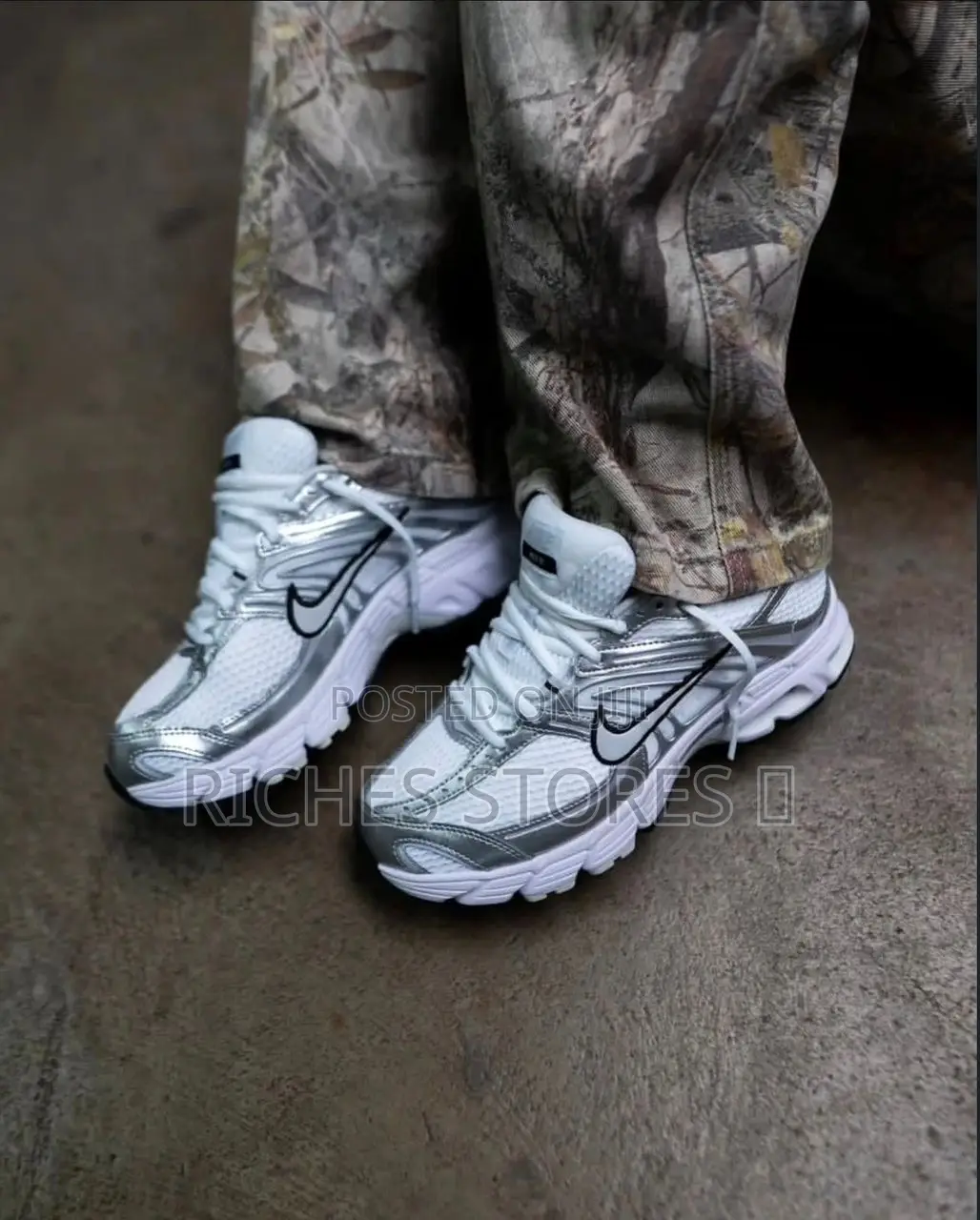 'Nike Air Max Moto Unisex Sneakers