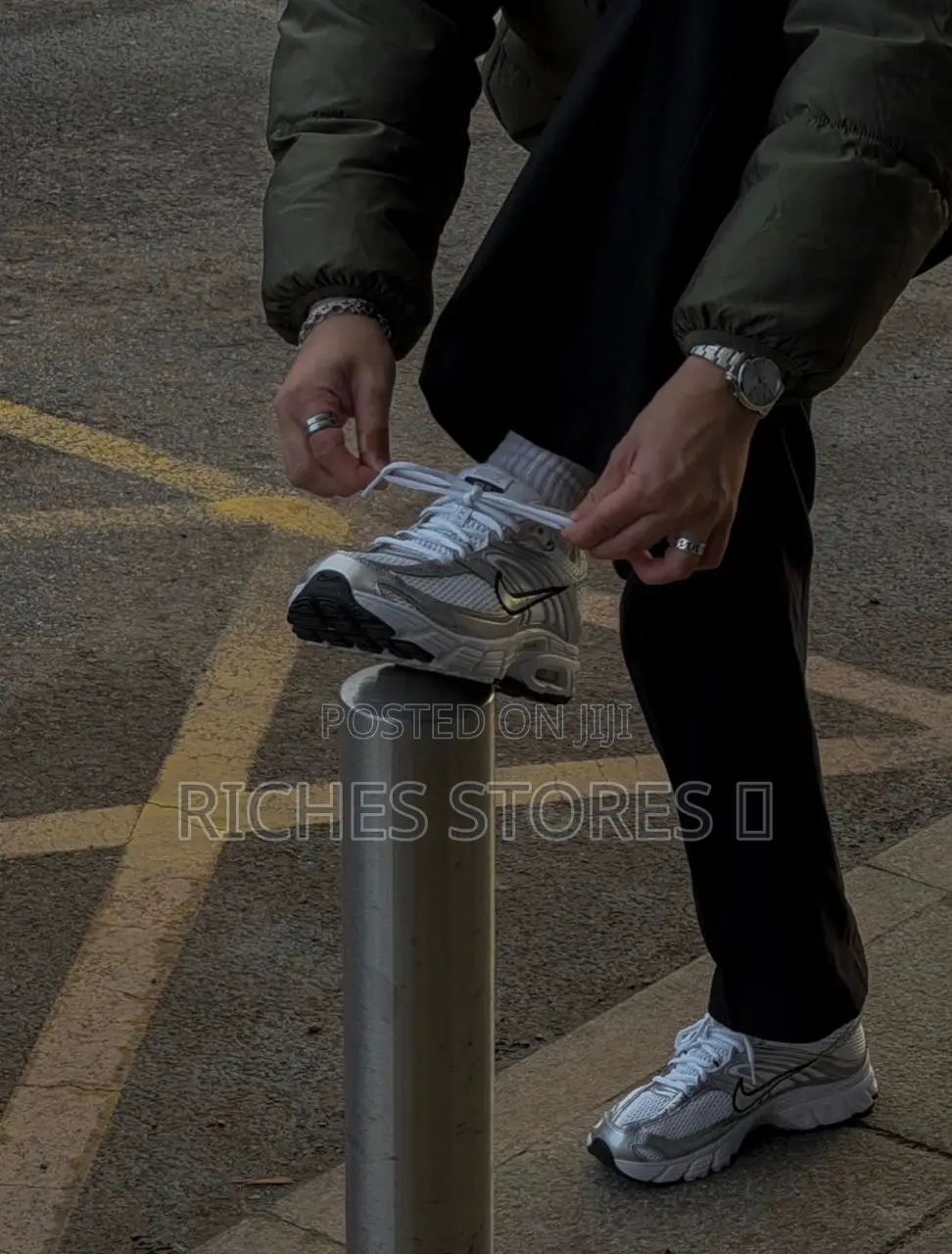 'Nike Air Max Moto Unisex Sneakers