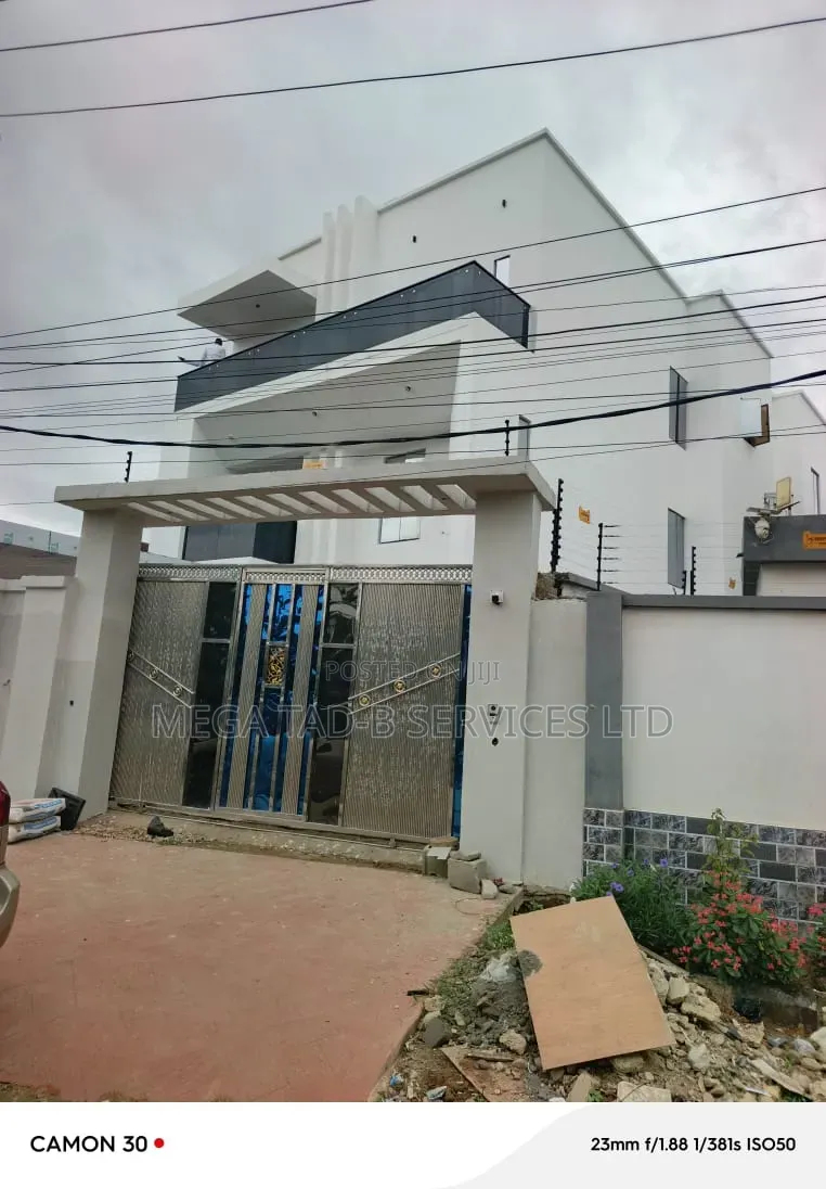 7bdrm Duplex in Ikeja Estate for sale