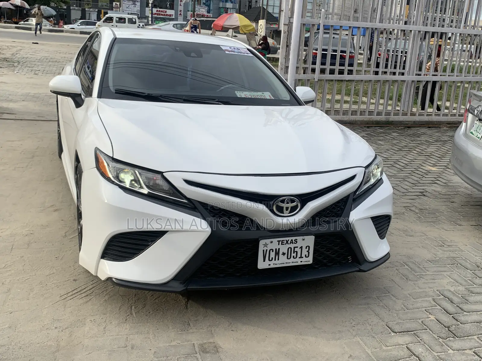 Toyota Camry SE (2.5L 4cyl 8A) 2019 White