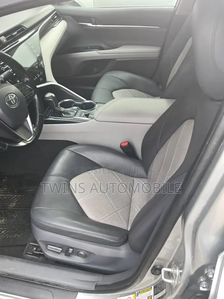Toyota Camry XLE FWD 2020 Silver