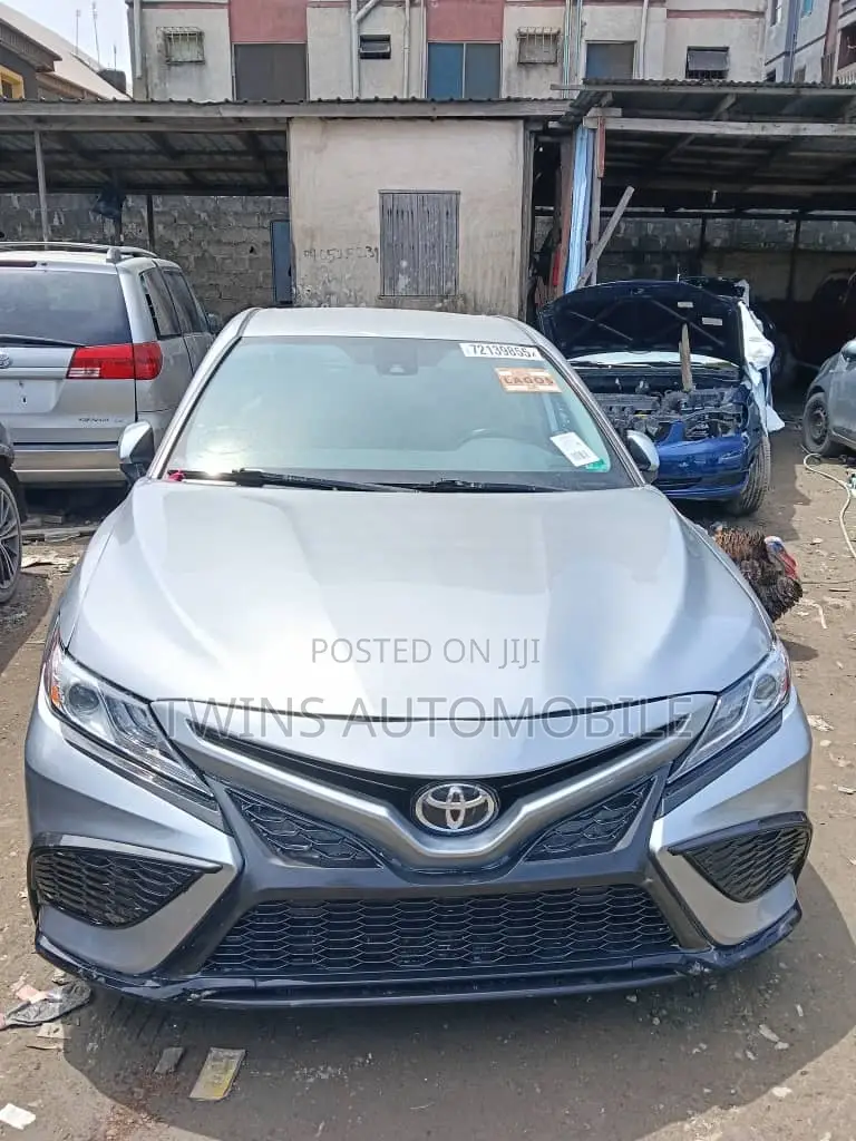 Toyota Camry XLE FWD 2020 Silver