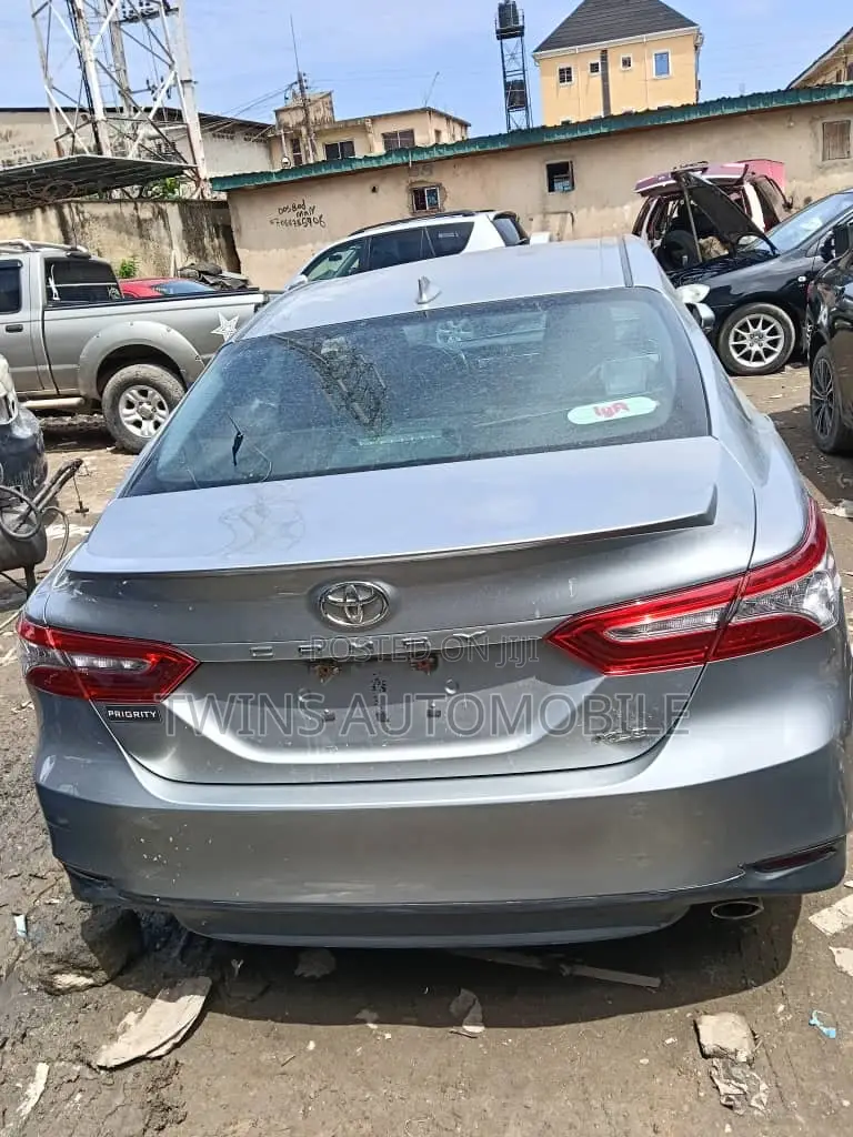 Toyota Camry XLE FWD 2020 Silver