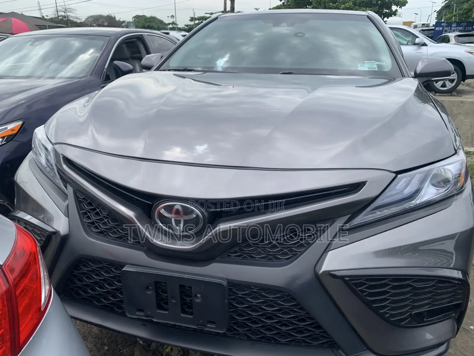 Toyota Camry SE (2.5L 4cyl 8A) 2019 Gray