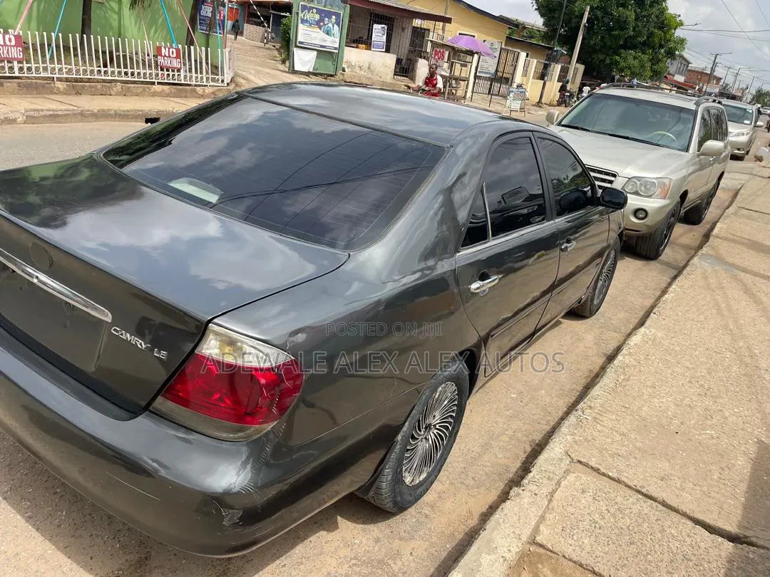 Toyota Camry 2005 Gray