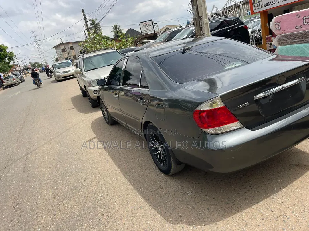 Toyota Camry 2005 Gray