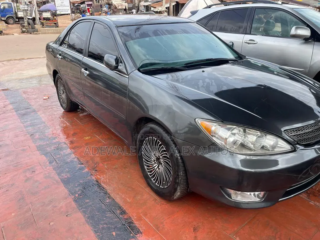 Toyota Camry 2005 Gray