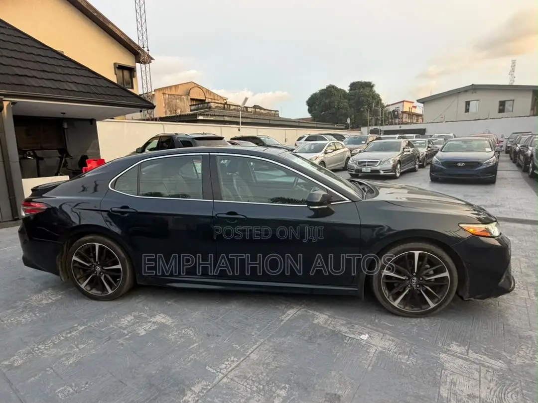 Toyota Camry XLE FWD (2.5L 4cyl 8AM) 2018