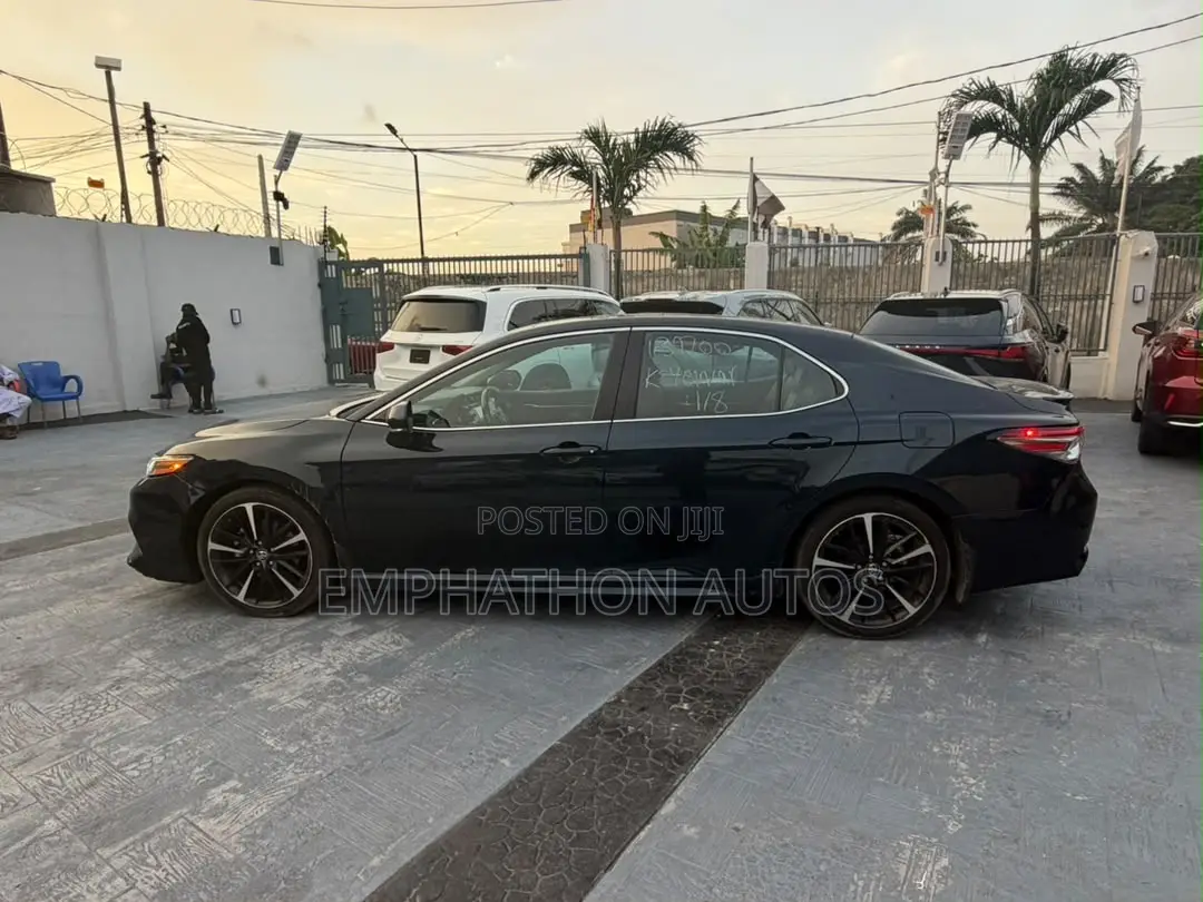 Toyota Camry XLE FWD (2.5L 4cyl 8AM) 2018