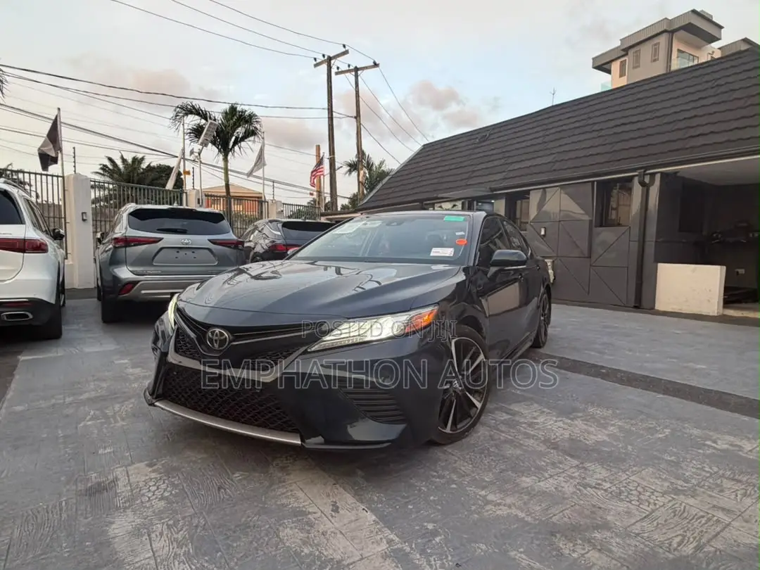 Toyota Camry XLE FWD (2.5L 4cyl 8AM) 2018