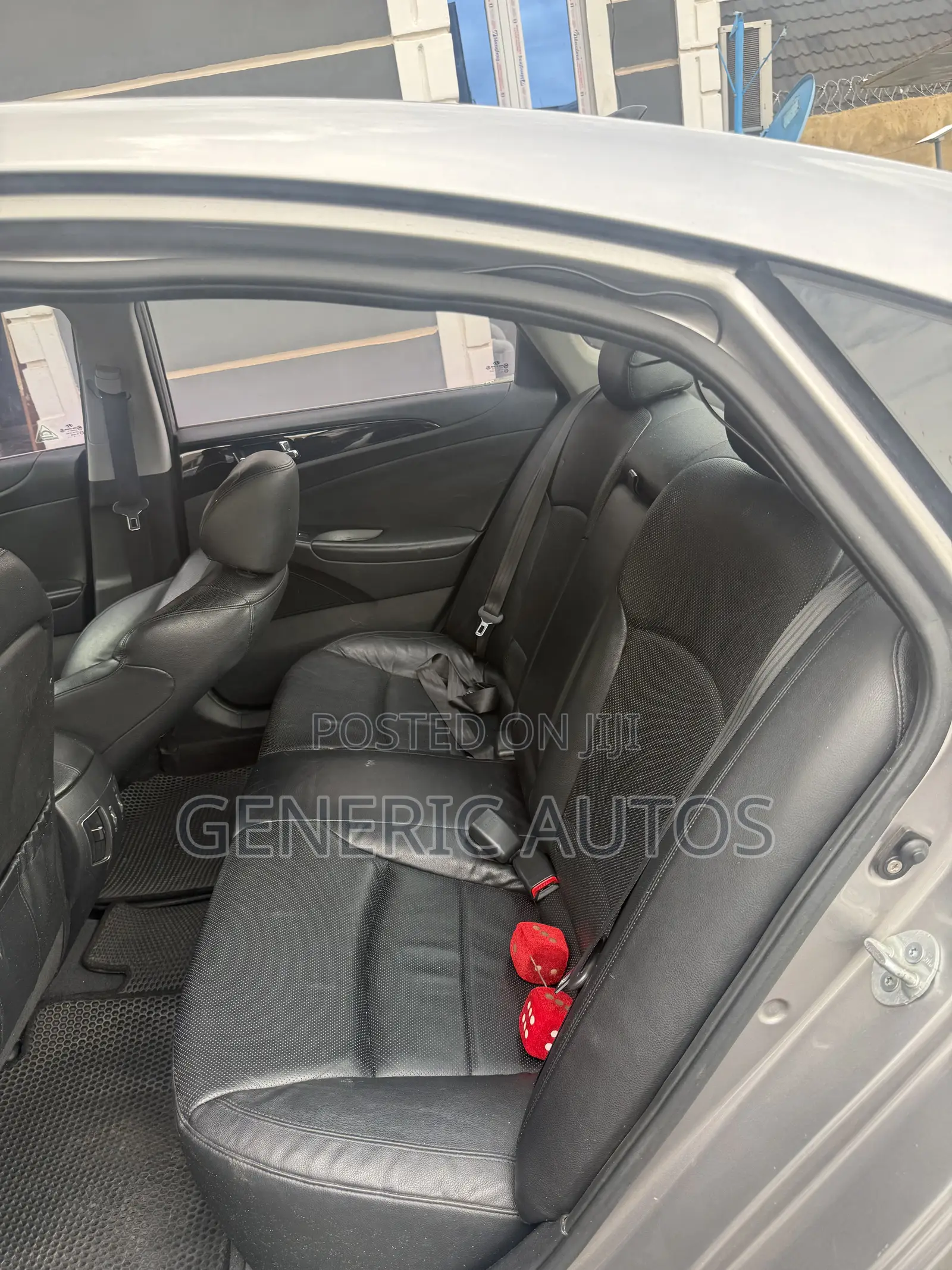 Hyundai Sonata SE Sedan FWD (2.4L 4cyl 6A) 2012