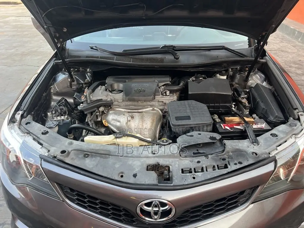 Toyota Camry SE 4dr Sedan (2.5L 4cyl 6A) 2012 Gray
