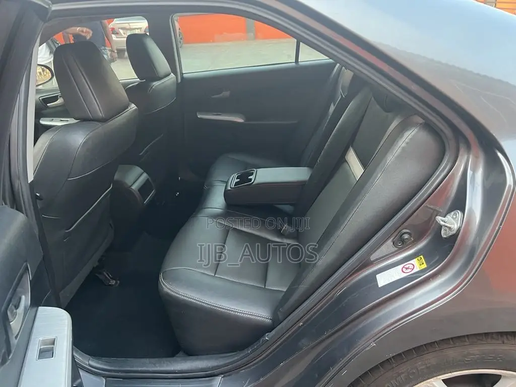 Toyota Camry SE 4dr Sedan (2.5L 4cyl 6A) 2012 Gray