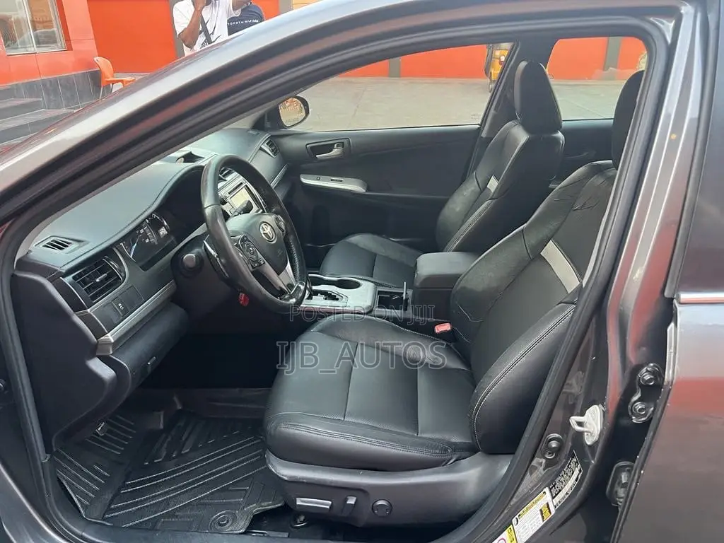 Toyota Camry SE 4dr Sedan (2.5L 4cyl 6A) 2012 Gray