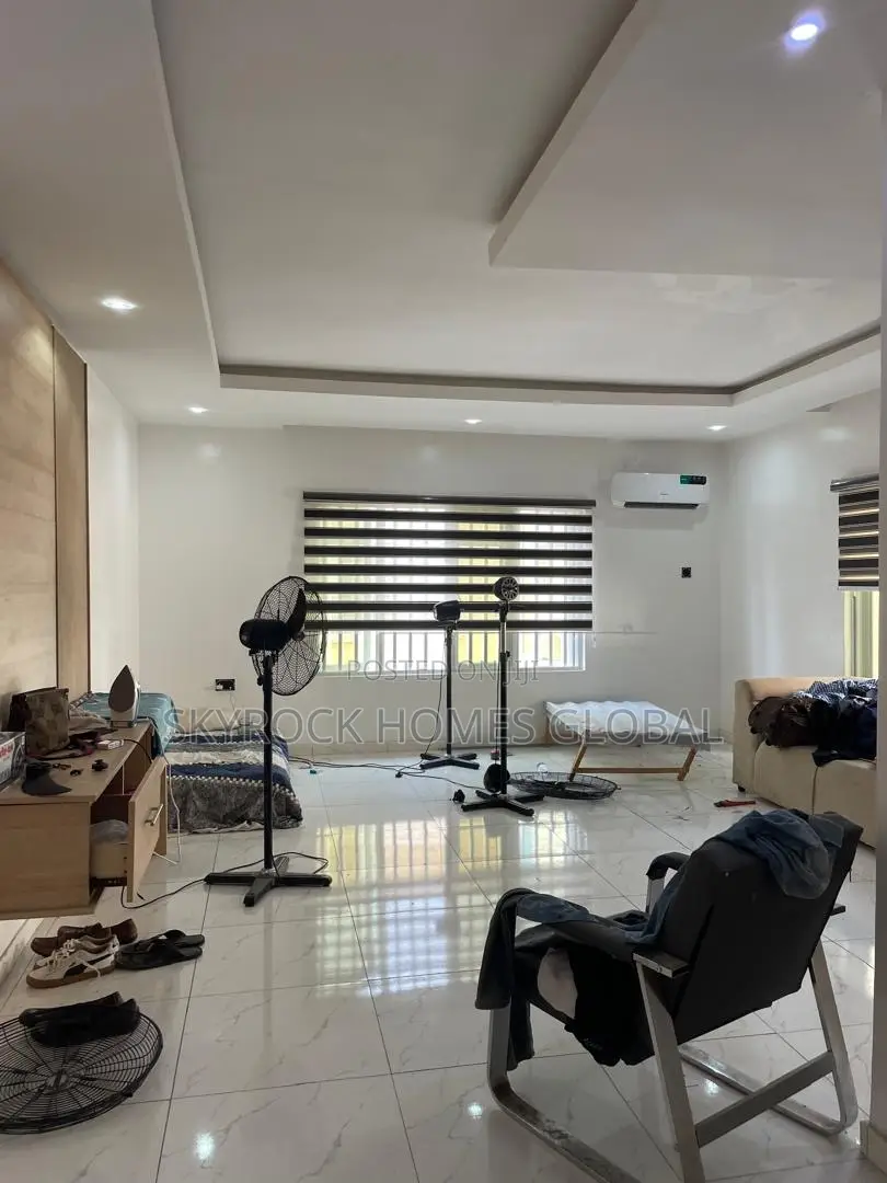 4bdrm Duplex in Chevron for sale