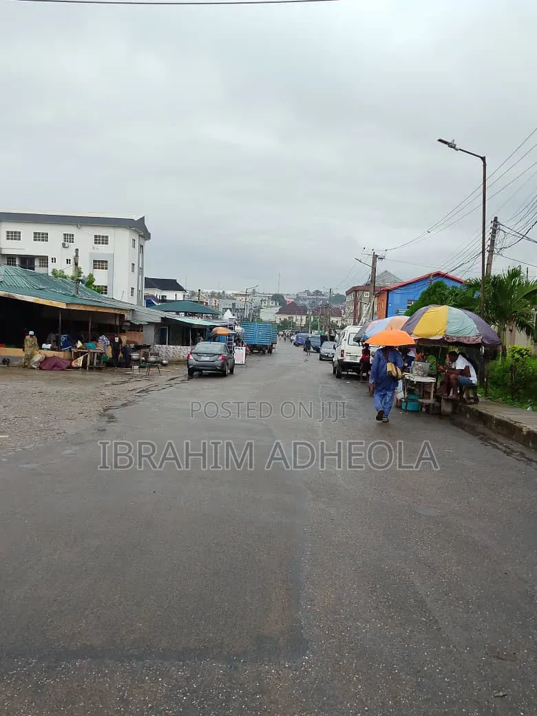 Lease Term: 5 Years Only Ideal for Warehouse, Truck Garage.: