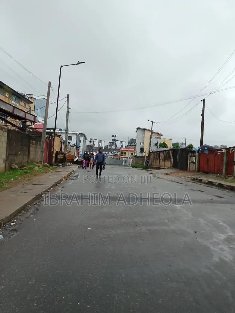 Lease Term: 5 Years Only Ideal for Warehouse, Truck Garage.: